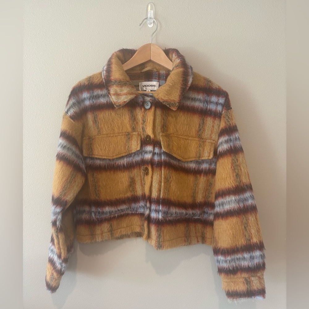 VIGOSS Women’s Cropped Tan Fuzzy Button Up Jacket NWT Size Small